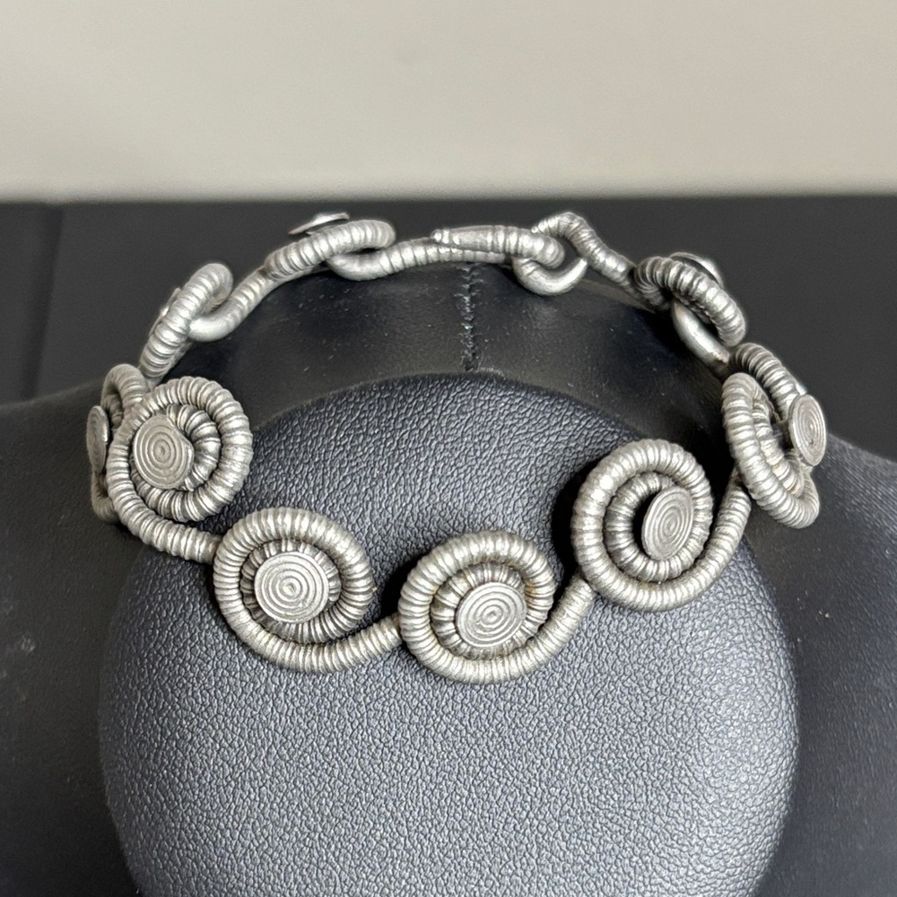 Artisan Nail Head Stylish Silver Swirl Bracelet